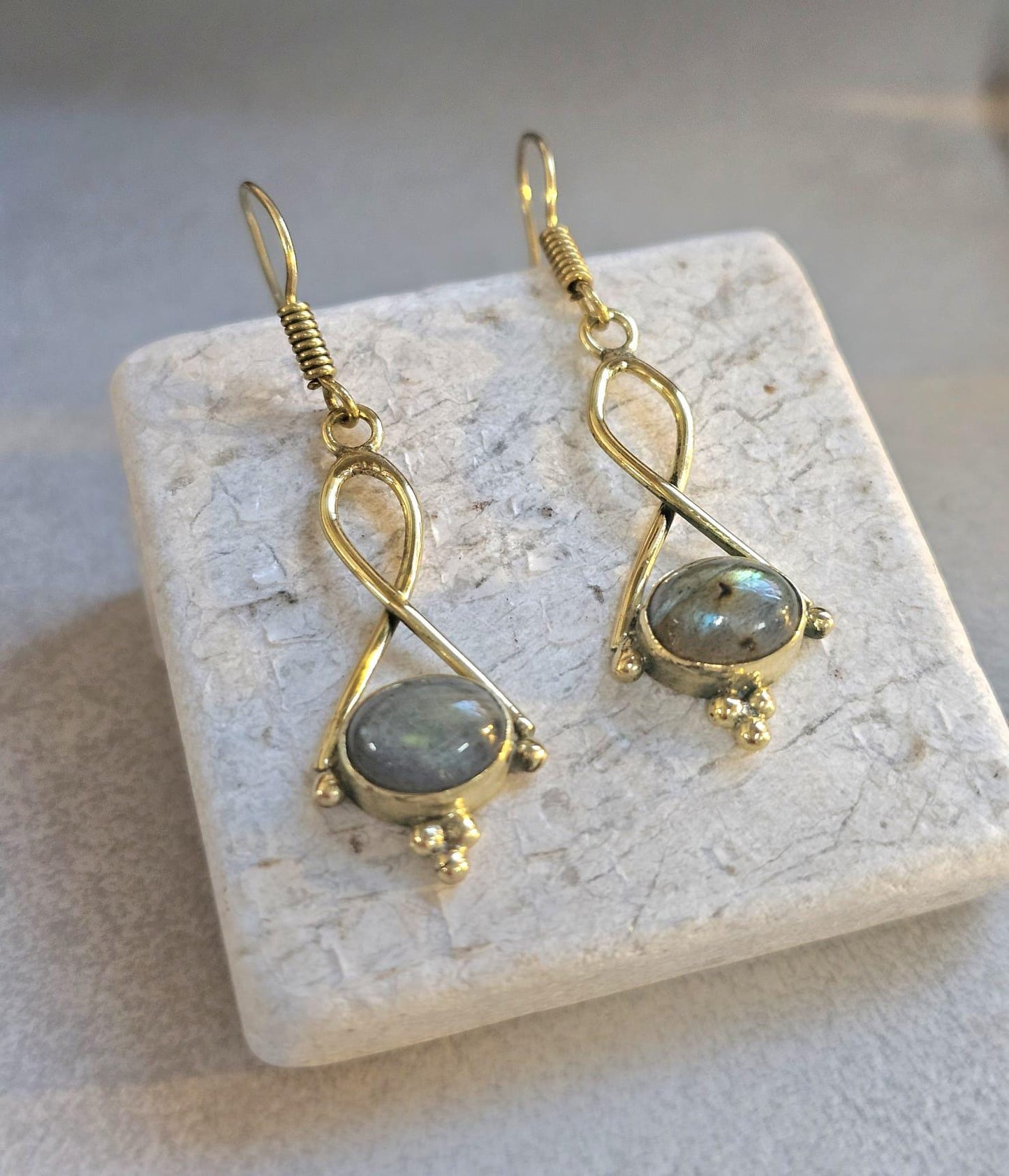 Dainty gold dangle earrings / Minimalistic jewelry