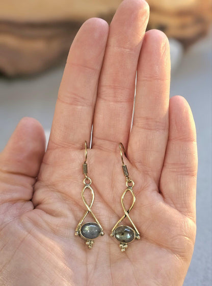 Dainty gold dangle earrings / Minimalistic jewelry