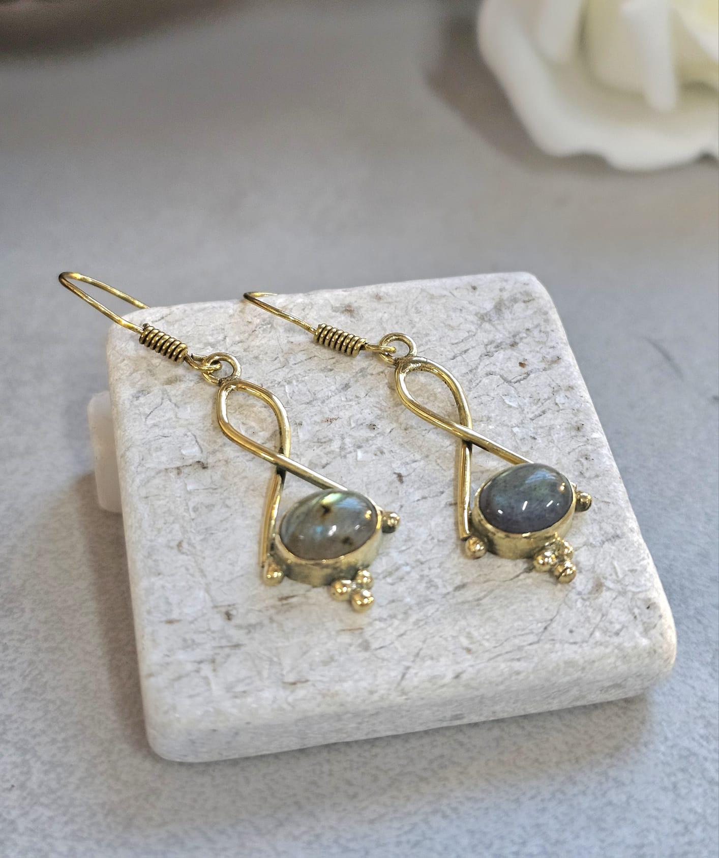 Dainty gold dangle earrings / Minimalistic jewelry