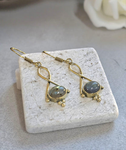 Dainty gold dangle earrings / Minimalistic jewelry