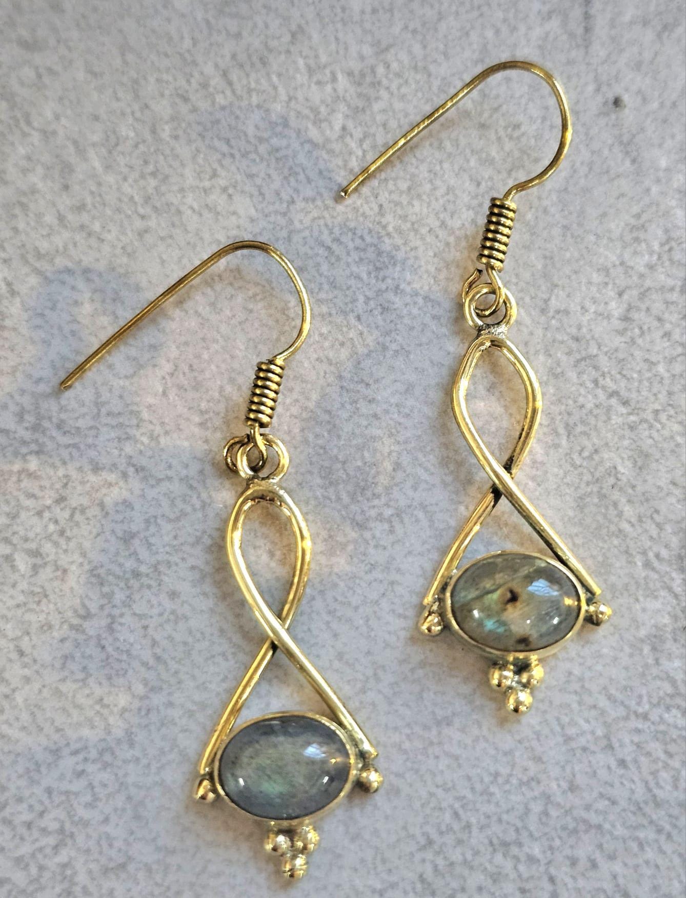 Dainty gold dangle earrings / Minimalistic jewelry