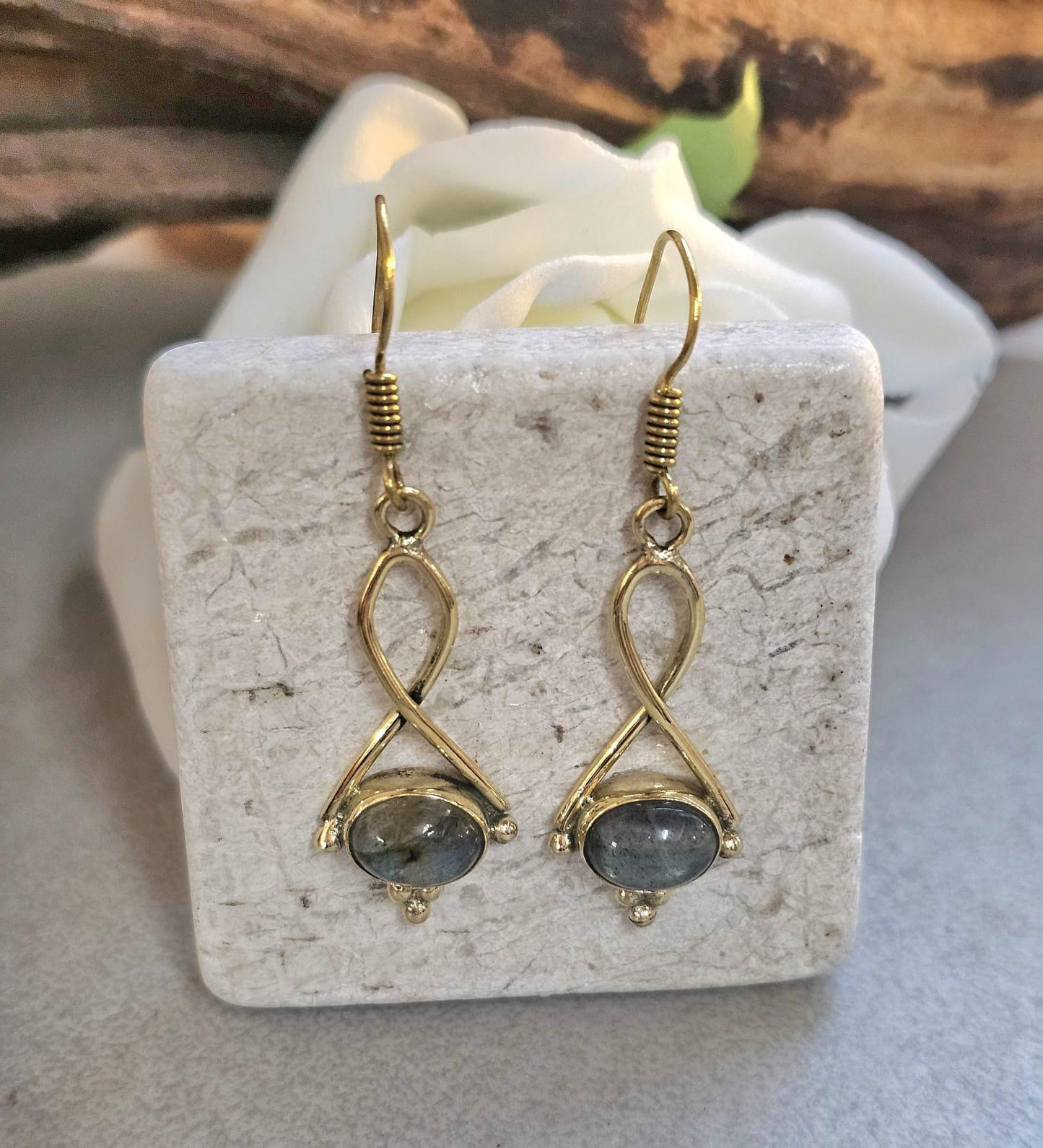 Dainty gold dangle earrings / Minimalistic jewelry