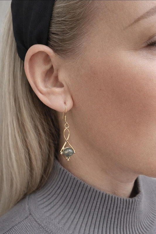 Dainty gold dangle earrings / Minimalistic jewelry
