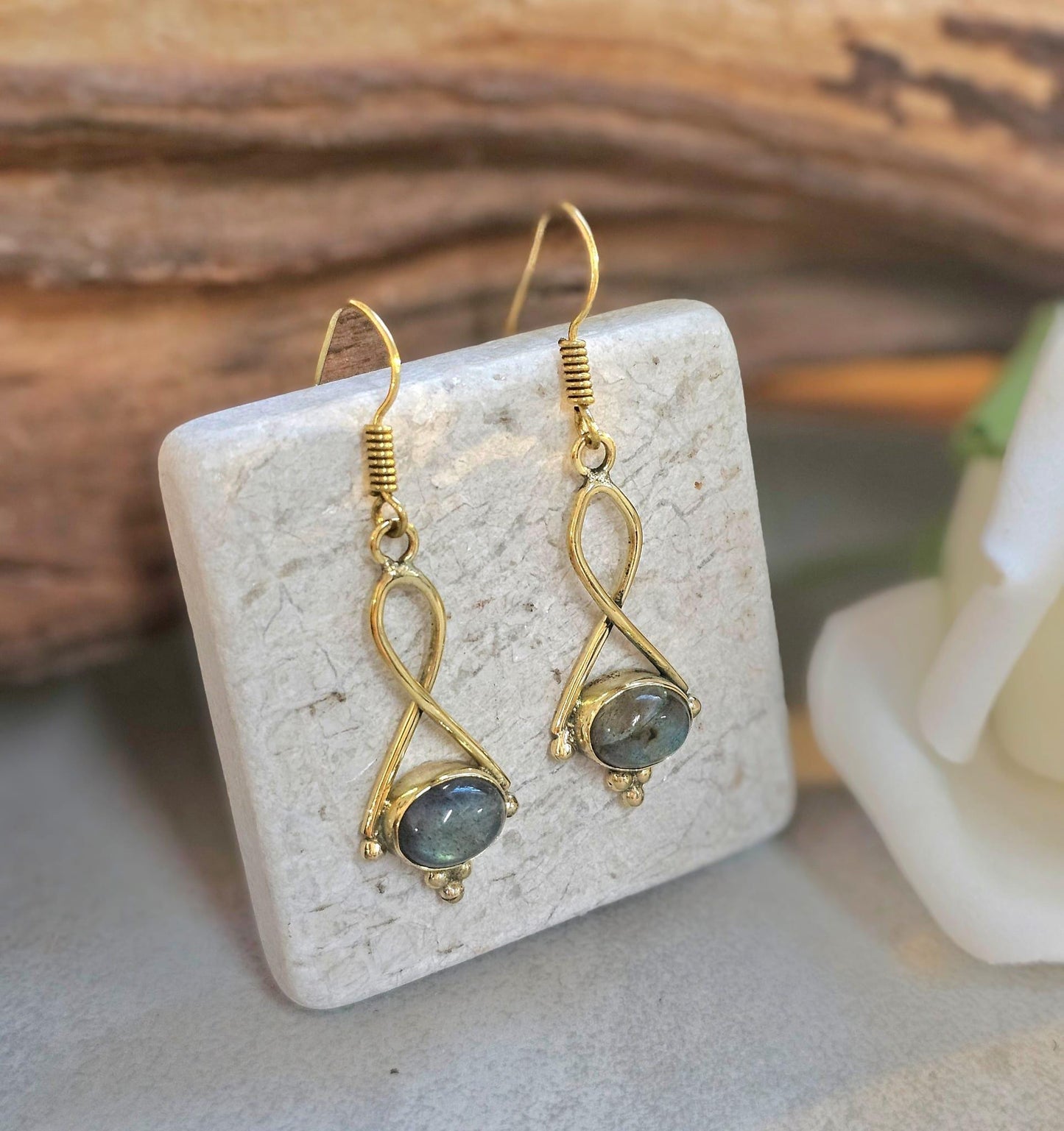 Dainty gold dangle earrings / Minimalistic jewelry