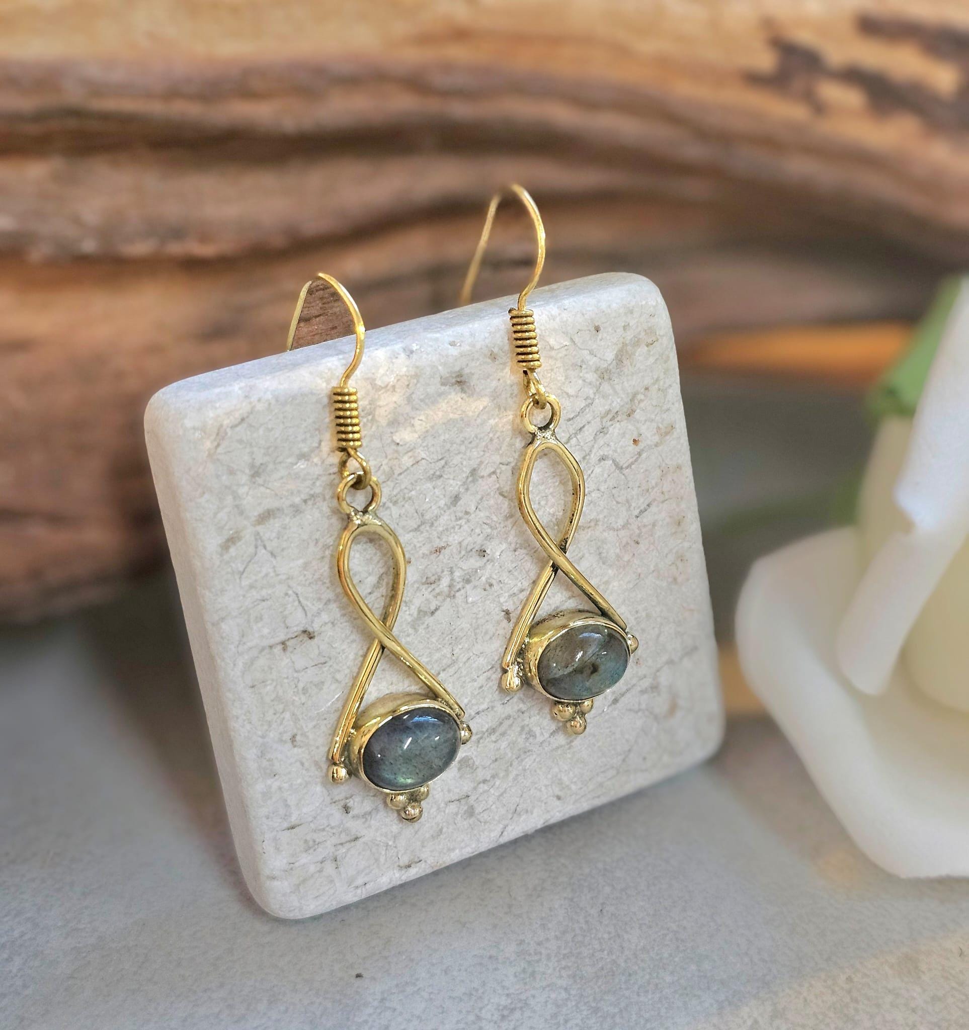 Dainty gold dangle earrings / Minimalistic jewelry