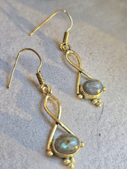 Dainty gold dangle earrings / Minimalistic jewelry