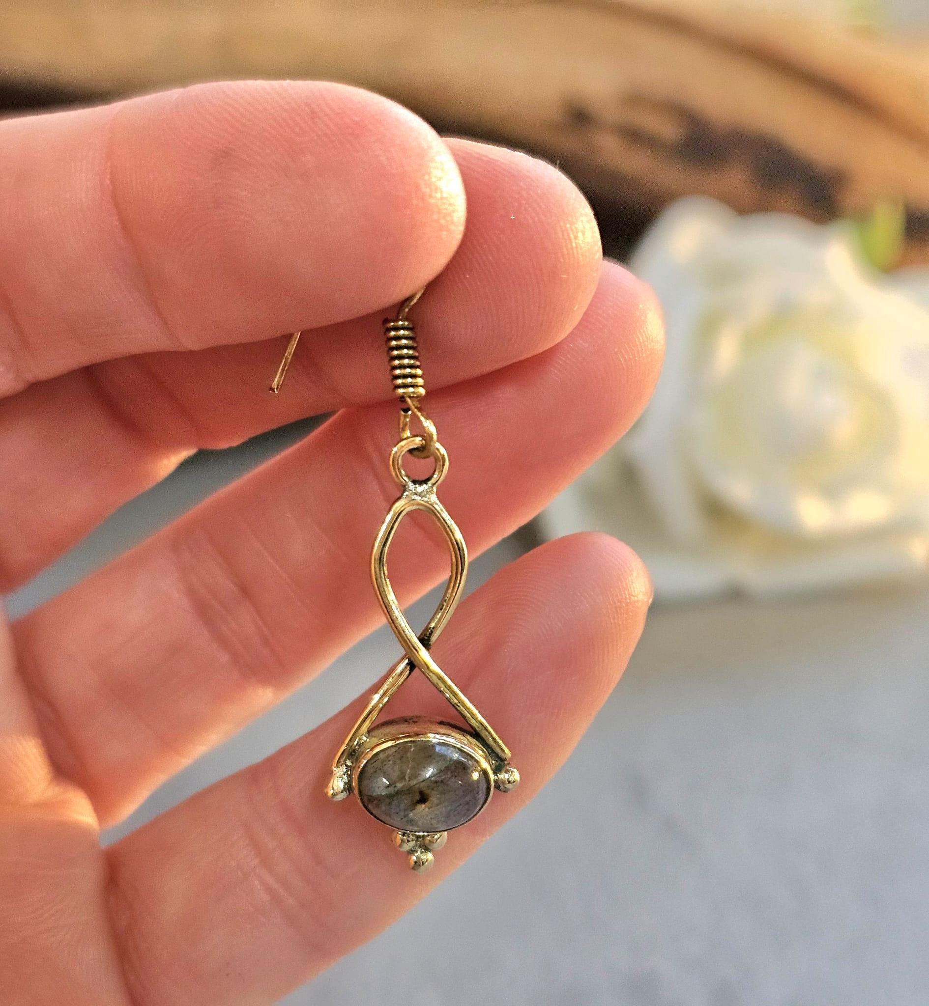 Dainty gold dangle earrings / Minimalistic jewelry