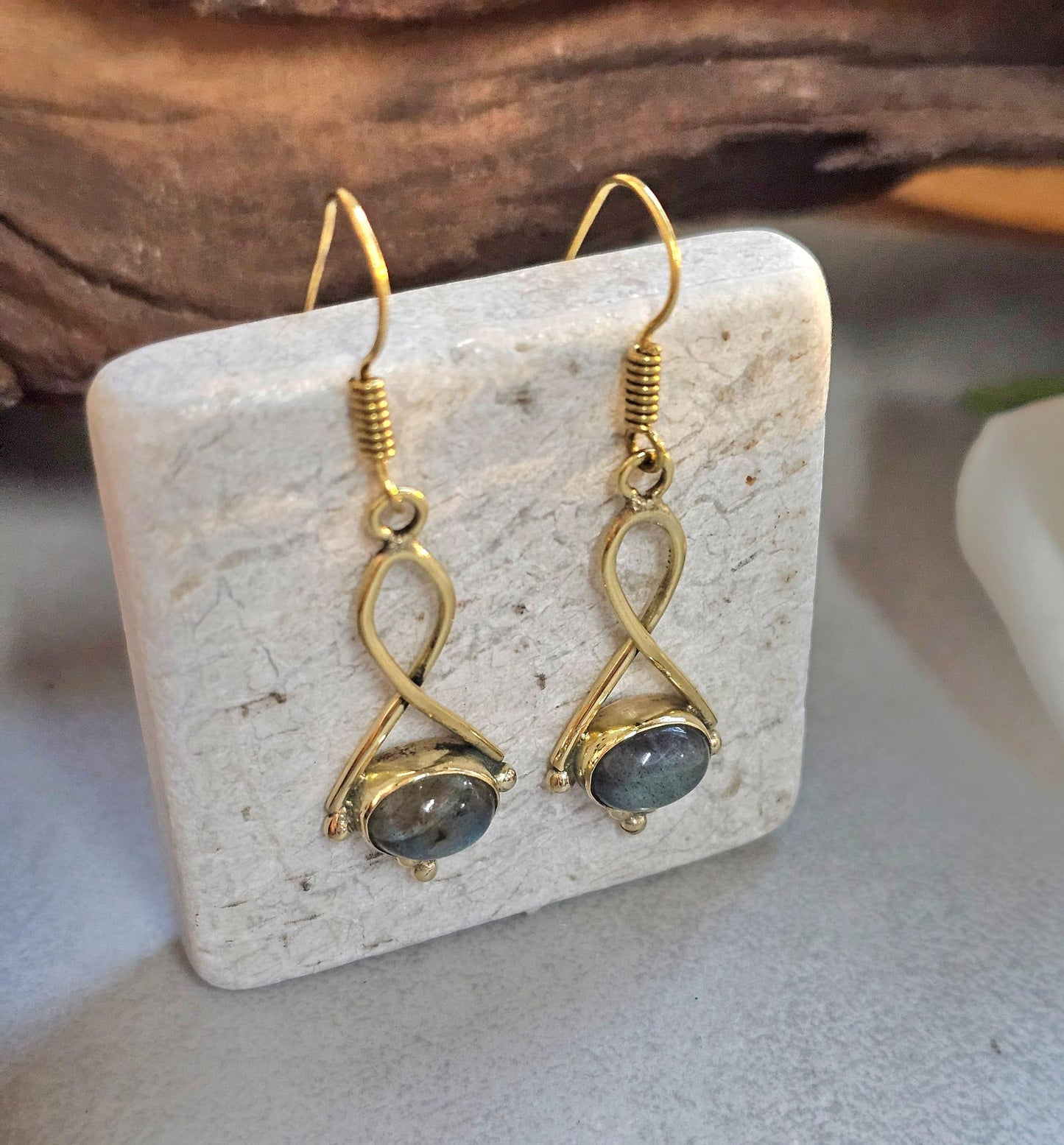 Dainty gold dangle earrings / Minimalistic jewelry