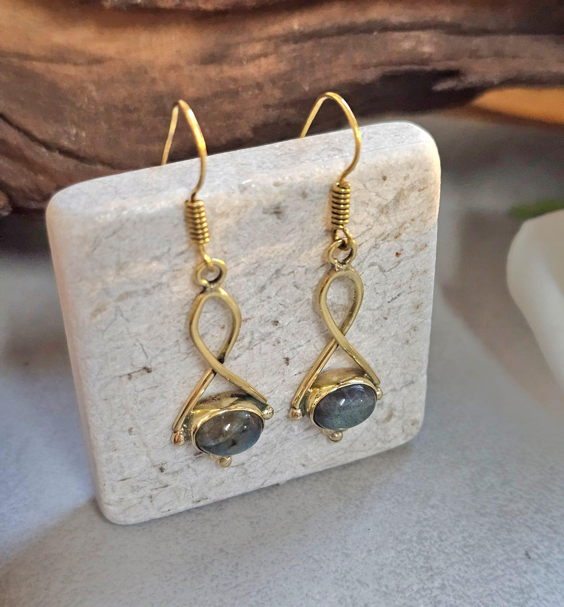Dainty gold dangle earrings / Minimalistic jewelry