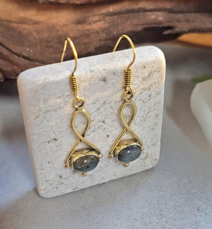 Dainty gold dangle earrings / Minimalistic jewelry