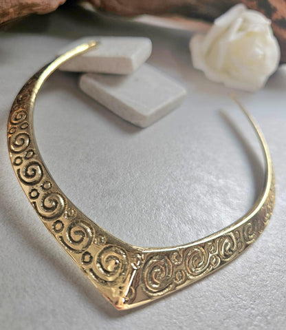 Raw Brass Choker Necklace – Engraved Swirl Statement Collar – Boho Tribal Jewellery – Nickel & Lead Free Hypoallergenic Gift for Her