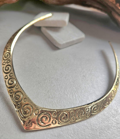Raw Brass Choker Necklace – Engraved Swirl Statement Collar – Boho Tribal Jewellery – Nickel & Lead Free Hypoallergenic Gift for Her