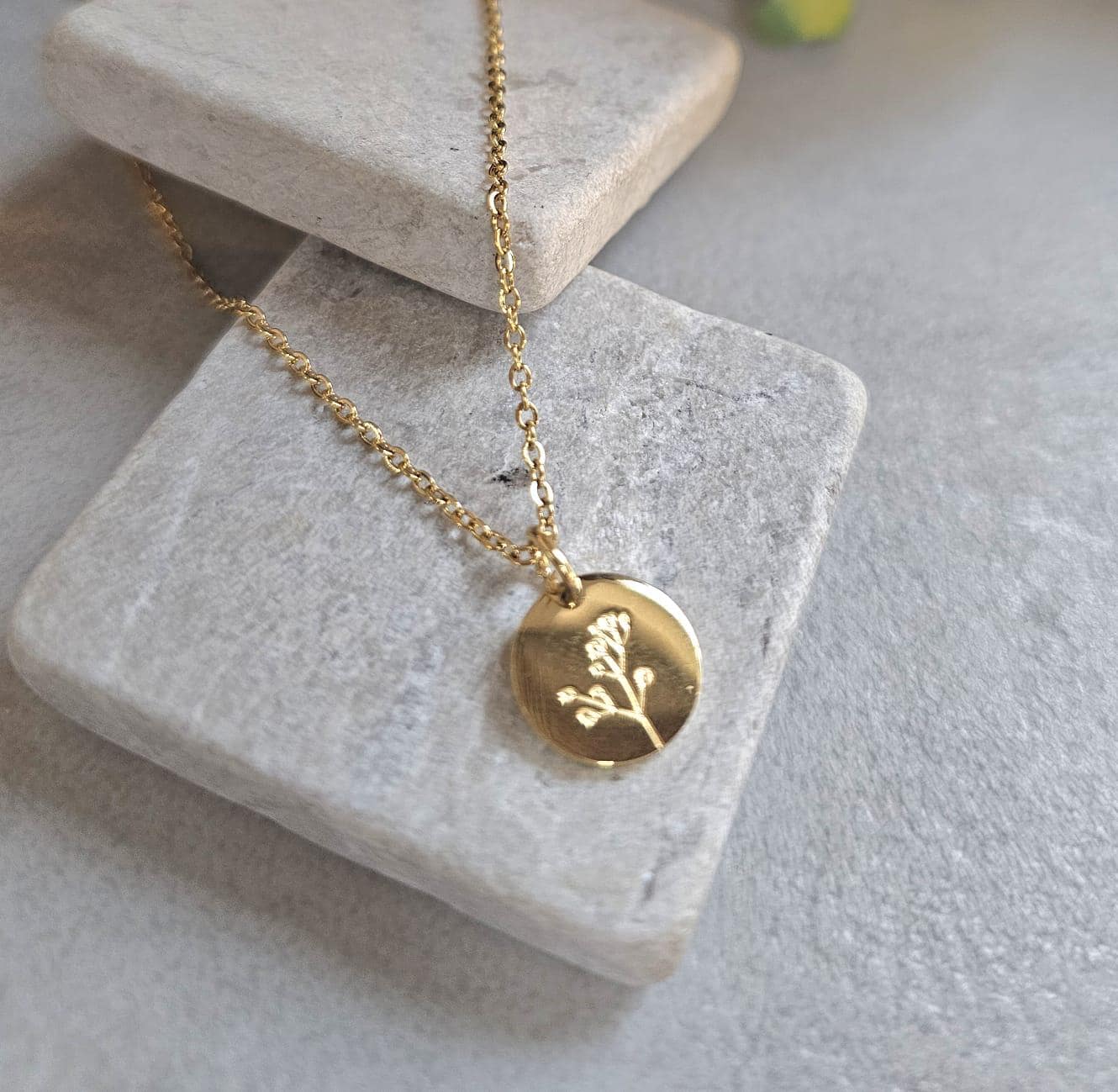 Stainless Steel Botanical Disc Necklace – Gold Minimal Flower Pendant – Waterproof Dainty Layering Necklace – Everyday Jewellery Gift for He