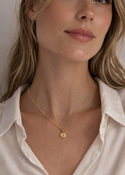 Stainless Steel Botanical Disc Necklace – Gold Minimal Flower Pendant – Waterproof Dainty Layering Necklace – Everyday Jewellery Gift for He