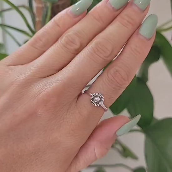 Silver sunflower ring / Simple / Simplicity / Sunflower charm / Nature-inspired style / Gift / Floral / Cute gift