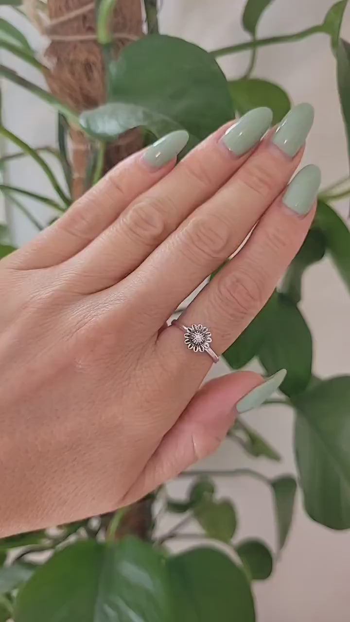 Silver sunflower ring / Simple / Simplicity / Sunflower charm / Nature-inspired style / Gift / Floral / Cute gift