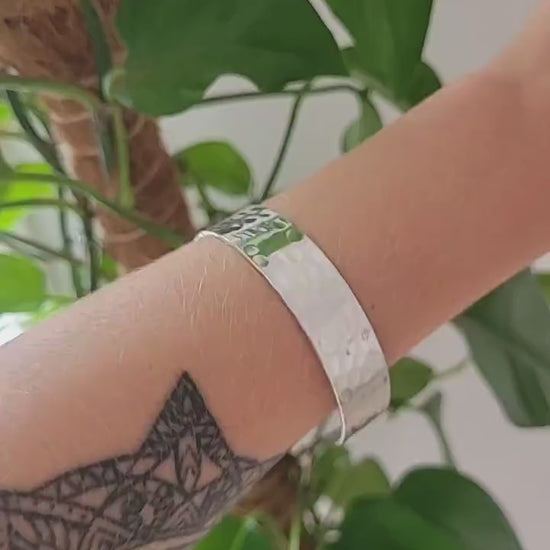 Silver hammered bracelet / Cuff / Simple band bracelet / Adjustable / Hammered jewellery / Statement piece / Gift