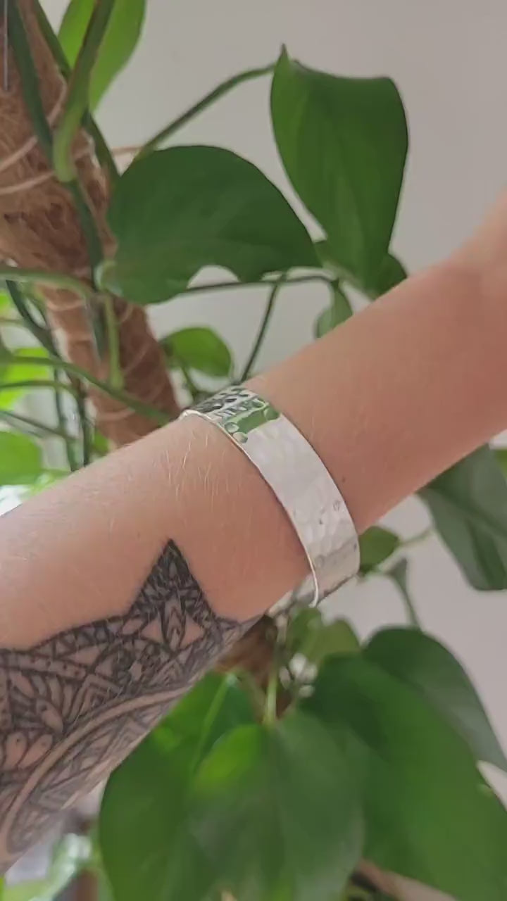 Silver hammered bracelet / Cuff / Simple band bracelet / Adjustable / Hammered jewellery / Statement piece / Gift