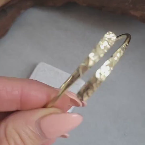 Golden hammered bracelet / Hammered jewellery / Adjustable / Simple bracelet / Minimal / Gift / Mother's day gift
