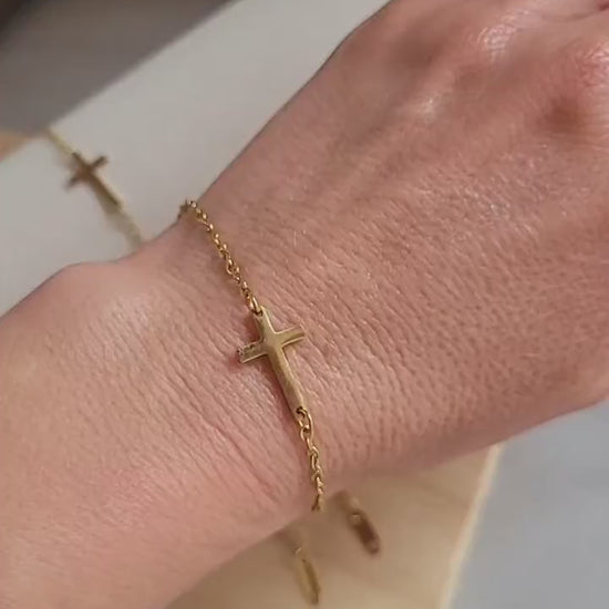 Brass Cross bracelet / Gold / Cross pendant / Layer bracelet / Chain / Gift ideas / Minimal / Minimalist