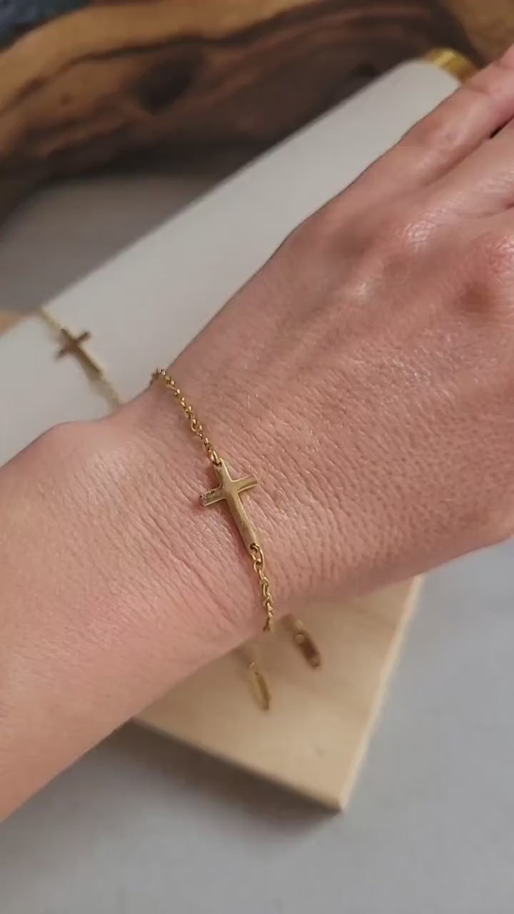 Brass Cross bracelet / Gold / Cross pendant / Layer bracelet / Chain / Gift ideas / Minimal / Minimalist