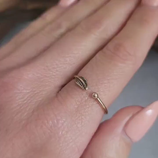 Simple brass feather ring / Minimalist jewelry / Stackable jewelry