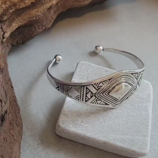 Silver detailed bracelet / Traditional / Intricate patterns / Cuff / Unique / Bracelet / Tribal / Ethnic / Jewellery