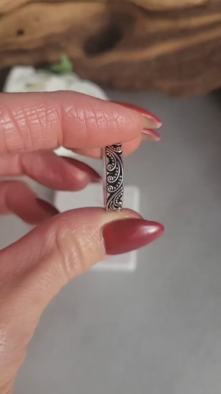 Silver floral ring: silver simple ring / Nature-inspired