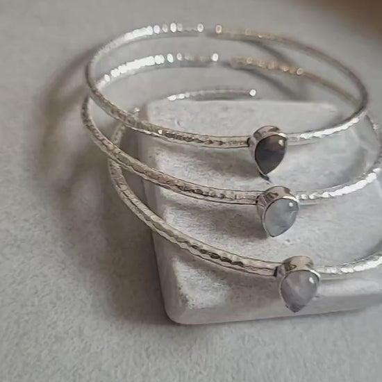 Silver bangle with a stone center / Silver bracelet / Bracelet / Silver / Cute/ Boho / Minimal / Minimalist / Minimal / Elegant / Stackable