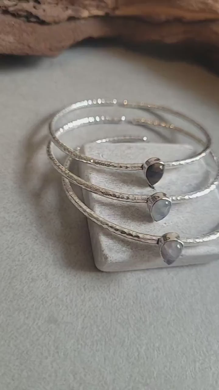 Silver bangle with a stone center / Silver bracelet / Bracelet / Silver / Cute/ Boho / Minimal / Minimalist / Minimal / Elegant / Stackable