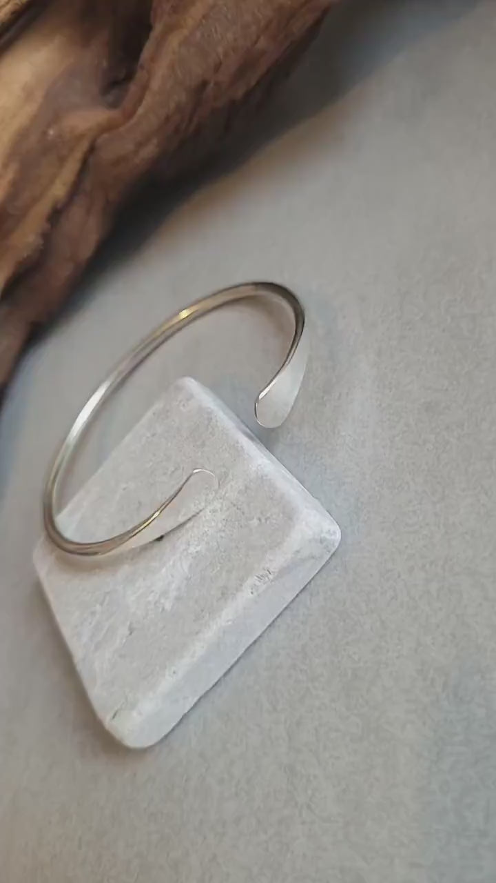 Silver hammered bracelet / Hammered jewellery / Adjustable / Simple bracelet / Minimal / Gift