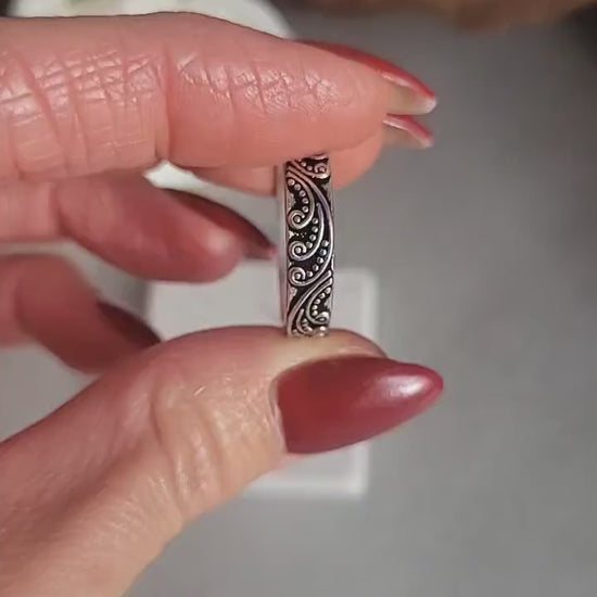 Silver Plated Floral Band Ring: Nature-Inspired