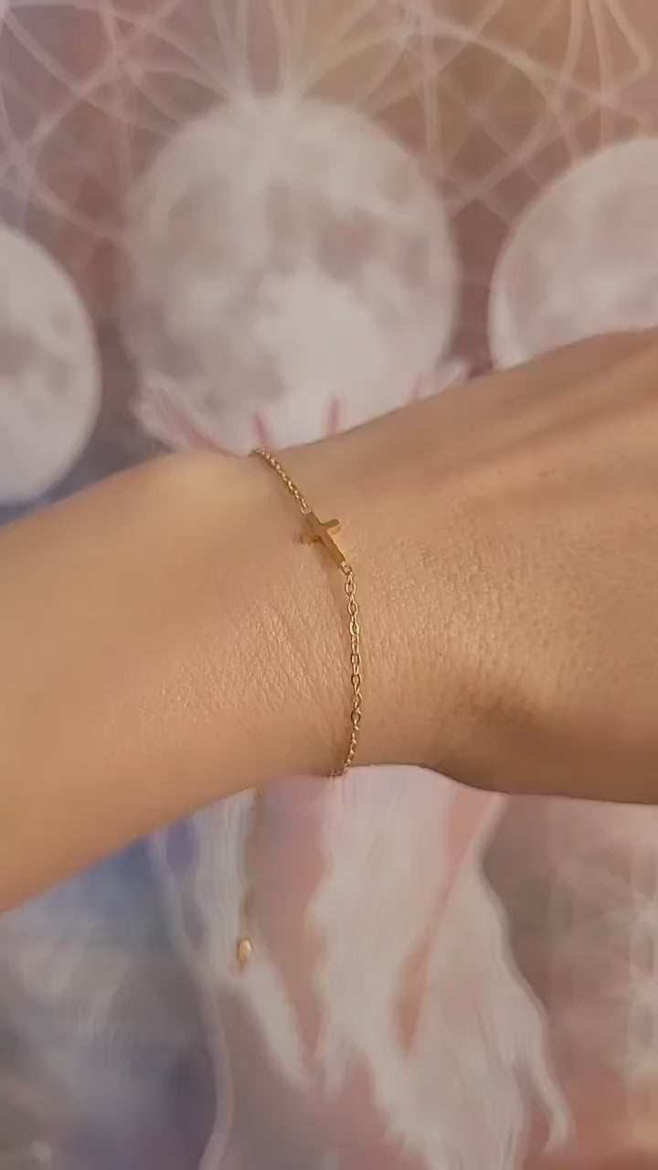 18k gold Cross bracelet / Gold / Cross pendant / Layer bracelet / Chain / Gift ideas / Minimal / Minimalist