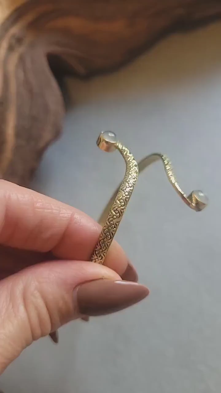 Golden double stone bracelet / Detailed cuff bracelet / Unique / Elegant / Brass / Gift idea/ Ethnic / Minimalist / Statement