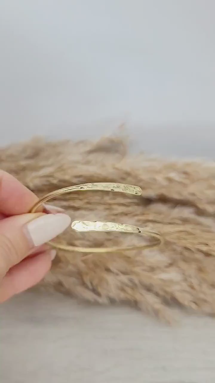 Golden hammered bracelet / Hammered jewellery / Adjustable / Simple bracelet / Minimal / Gift