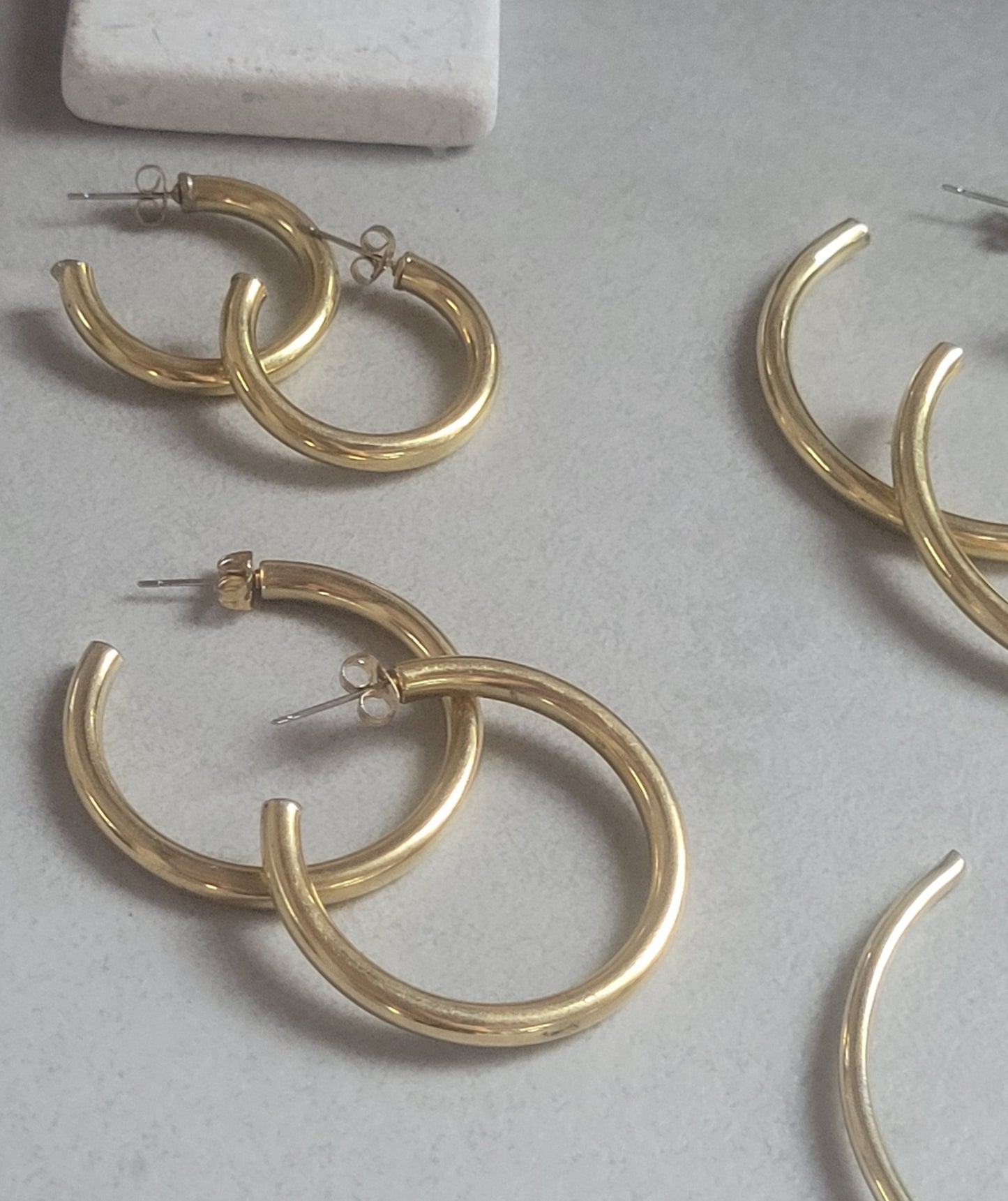 Golden hoop earrings / Lightweight hoops / Everyday wear / Small hoops / Large hoops / Boho / Minimal