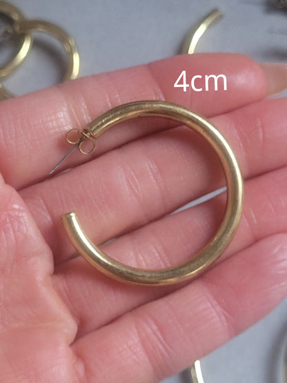 Golden hoop earrings / Lightweight hoops / Everyday wear / Small hoops / Large hoops / Boho / Minimal